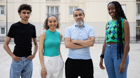 « Je consomme ce que je suis, je suis ce que je consomme » est la devise de la famille Haddadi. Née en 2019, la marque française Pickloz réunit un père (Adel) et ses deux enfants (Amel et Adem) autour d’une passion commune, la mode, et d’une conviction partagée : transformer les vêtements pour leur donner une seconde vie est un acte militant. Dans leur appartement de Saint-Denis (93), ils façonnent une mode durable, respectueuse de l’humain et de l’environnement, à partir de pièces récupérées chez des particuliers.