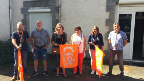 Au centre, en blanc, Fabienne Deconchat (secrétaire du Syndicat Santé-Sociaux 87) ; à sa droite, Maryline Breuil (militante arrivée depuis peu qui a fait entrer la CFDT dans l’établissement) et Éric Sidobre (trésorier adjoint du Syndicat Santé-Sociaux 87).