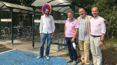 Julien Rey (devant le panneau de signalisation arrêt et stationnement interdit) est l’un des quatre délégués syndicaux CFDT du BRGM mais aussi élu CSE.