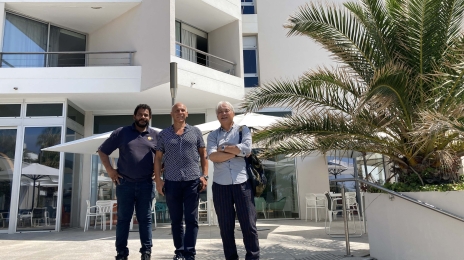 De gauche à droite : Eugène Gohou (nouveau délégué syndical), Serge Nardelli (secrétaire général du Syndicat commerce et services des Bouches-du-Rhône) et Robert Van Tran (ancien délégué syndical).