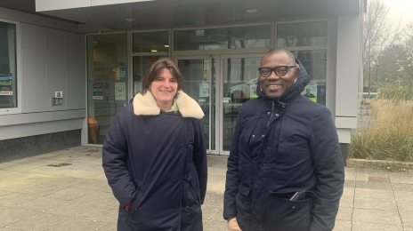Anne Castel, de l’Union départementale d’Ille-et-Vilaine, et Joseph Atangana, le livreur rennais président du CAB qui aide ses collègues déconnectés.