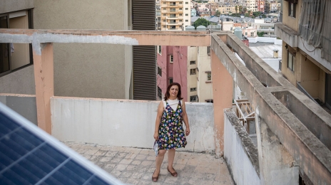 Suzanne Abdul-Reda et ses trois enfants vivent avec 8 ampères, ce qui est insuffisant pour faire fonctionner un frigo et un chauffe-eau. Ses panneaux solaires lui ont coûté 2800 dollars. Un investissement qu’elle voit aussi comme un « acte de résistance contre la mafia des générateurs ».