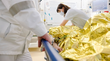 Une personne accidentée arrive sur un brancard. Service des urgences du centre hospitalier Jacques Cœur de Bourges.