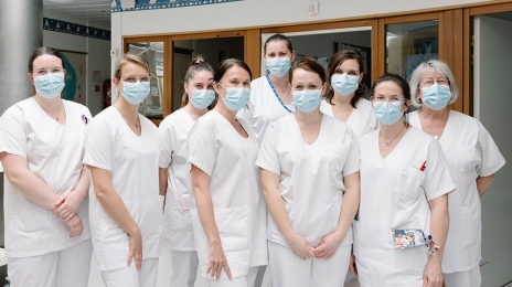 Cinquante-deux infirmières interviennent dans le service (la plupart spécialisées en puériculture) et cinq auxiliaires de puériculture. Les équipes sont organisées sur douze heures, avec un poste de journée et un poste de nuit.