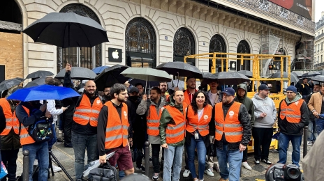 Une partie des militants CFDT d’Apple Retail France, devant le magasin parisien situé à proximité de l’Opéra, le vendredi 22 septembre.