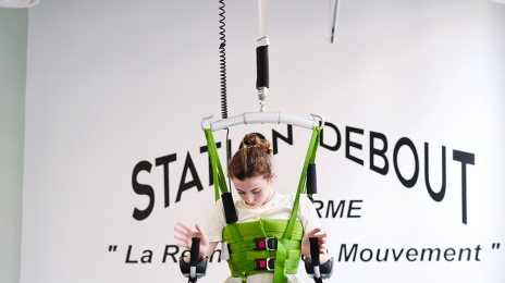 Joséphine est une lycéenne douée. Sa vie, et celle de sa famille, a basculé à la suite d’une opération de la scoliose qui a « raté ». Elle met tout en œuvre pour remarcher un jour. « Je veux tout essayer, dit-elle avec force. Tout dépend de moi. Si je n’y crois pas, ne me donne pas à fond, qui le fera ?! »