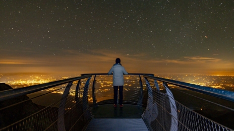 Pour monter au pic du Midi, un seul moyen de transport, été comme hiver : le téléphérique. Quinze minutes sont nécessaires pour parcourir les deux tronçons, soit 1,7 puis 2,6 km de câble. Chaque cabine peut transporter 45 personnes. L’été, jusqu’à 80 rotations sont effectuées par jour.