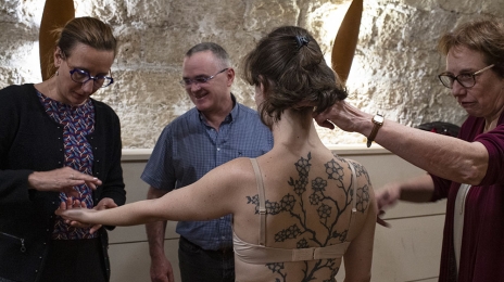 Albane, de dos, violoniste professionnelle en orchestre.