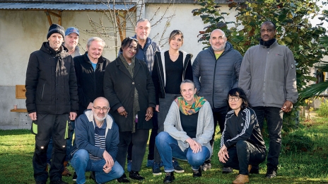 Laurent Godin (à g. au premier rang), codirecteur, et Séverine Choquet, (au centre au premier rang) codirectrice de TAE, entourés d’une partie de l’équipe salariée.