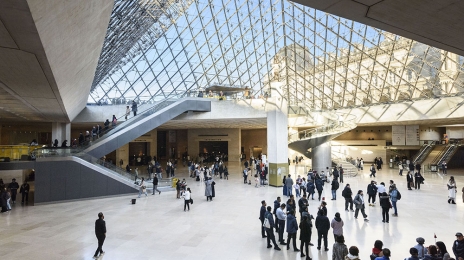 Ouvert au grand public en 1793, le musée du Louvre est l’un des plus grands musées de la scène internationale. Ici sous la Pyramide, imaginée par l'architecte Ieoh Ming Pei.
