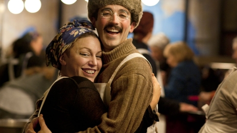 Deux comédiens du Théâtre du Soleil.