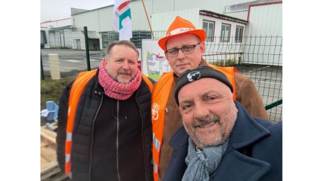 Mobilisés pour le zéro licenciement : à gauche, Laurent Abadie (délégué syndical) ; au centre, François Samson (élu CSE) ; à droite, Dominique Dallet (secrétaire de l’UIP Pays du bocage).