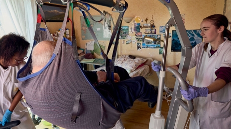 De Morlaix à Landivisiau en passant par Saint-Pol-de-Léon, près de mille bénéficiaires sont accompagnés chaque mois par les salariés d’As Domicile 29. Pour faciliter leurs interventions et déplacer les patients en toute sécurité, la CFDT a obtenu que les aides-soignantes effectuent leurs tournées en binôme et qu’il y ait trois passages par jour afin d’éviter toute maltraitance involontaire.