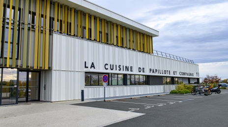 Située dans le nord d’Angers, l’entreprise publique de restauration collective de 3 000 m2 serait-elle la plus écologique de France ? Ses plus de 200 salariés (répartis entre la cuisine et les personnels de cantine) veulent le croire.