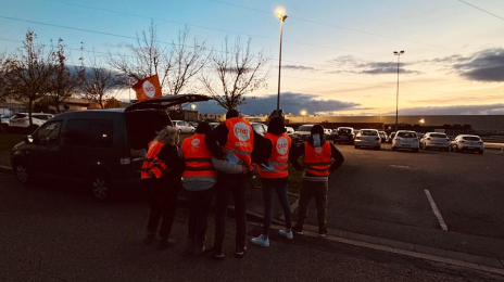 Lors du tractage qui a eu lieu à la fin mars 2025 devant le parking de l’usine.