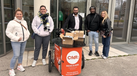 Au centre, Christophe Martin Chalamel, cosecrétaire de la section CFDT de la ville de Marseille.