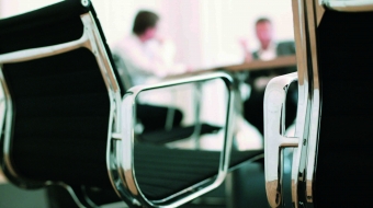 Réunion de CSE avec des chaises