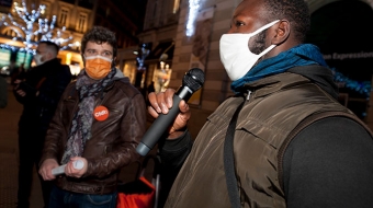 Antoine Lelarge (CFDT Maine-et-Loire) aux côtés des coursiers angevins. Ce soir-là, lors des prises de parole, ils dénoncent les insultes fréquentes, aussi bien de la part des clients que des restaurateurs.