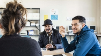 Deux jeunes dans une salle