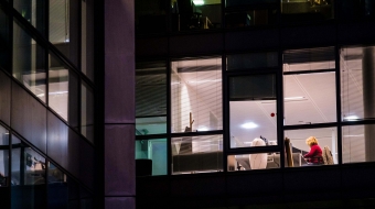 Femme seule en télétravail