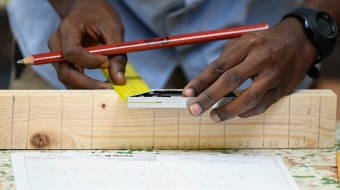 Jeune apprenti, gros plan sur les mains