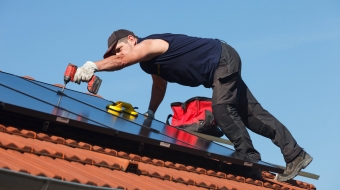 Le nouveau dispositif des transitions collectives, visant à favoriser la mobilité professionnelle vers des métiers jugés « porteurs », offre aux salariés dont l’emploi est menacé la possibilité d’une reconversion sans subir un licenciement.