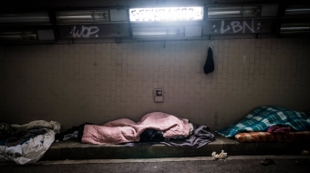 Lits de fortune installés dehors, SDF