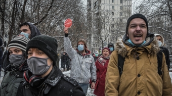Des centaines de milliers de manifestants, dont de très nombreux jeunes, réclament la libération de l’opposant Alexei Navalny. Vladimir Poutine, à défaut de le réduire au silence, fait tout pour le rendre inéligible…