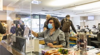 Les travailleurs dites de deuxième ligne (majoritairement des femmes en bas de l’échelle des salaires) ont consenti de gros efforts qu’ils aimeraient voir traduits par des augmentations de salaire et pas seulement des primes…