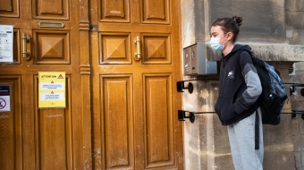À quelques exceptions près (enfants des personnels soignants ou en situation de handicap), les établissements scolaires ont fermé leurs portes le vendredi 2 avril dans l’après-midi pour quatre semaines. C’est donc le retour des cours à distance… dans le plus grand flou juridique.