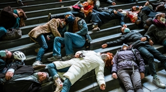 En novembre 2020, sur les marches de l’Opéra Bastille, à Paris, des intermittents et personnels du monde de la culture simulaient leur mort. De fait, nombre de compagnies et de lieux de spectacle pourraient disparaître à cause des mesures relatives à la crise sanitaire…