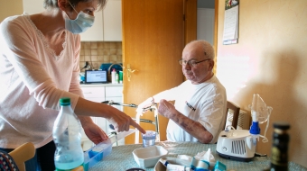 Une mesure forte du PLFSS 2022 : l’instauration d’un prix plancher égal à 22 euros l’heure s’imposant sur tout le territoire national en matière de services de soins à domicile – ce qui rend enfin possible une meilleure reconnaissance des personnels concernés.