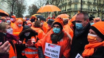 Laurent Berger était présent aux côtés des personnels soignants CFDT et des salariés du secteur médico-social à Paris le 12 janvier 2021.