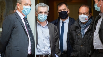 À l’issue d’une rencontre, à Matignon, le 26 mai 2020, entre les partenaires sociaux et des membres du gouvernement (dont le Premier ministre).