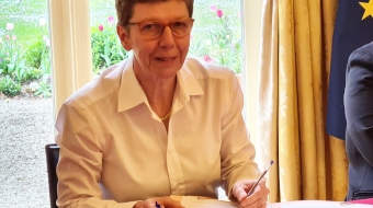 Mylène Jacquot, secrétaire générale de la CFDT-Fonctions publiques, lors de la signature de l’accord de méthode relatif à la prévoyance pour le versant fonction publique de l’État.