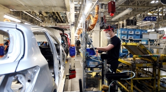 L’industrie de l’automobile en France, très dépendante de l’approvisionnement en certains métaux et semi-conducteurs (entre autres matières premières), est contrainte à des fermetures d’usines, d’où la hausse du nombre d’accords d’activité partielle de longue durée dans la métallurgie – mais aussi dans d’autres secteurs d’activité.