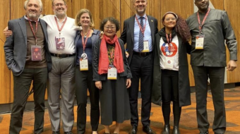 Élu secrétaire général lors du congrès de Melbourne, Luca Visentini (chemise bleue) va diriger la CSI aux côtés de la présidente Akiko Gono (écharpe rouge), des présidents adjoints Cathy Feingold (3e à gauche) et Antonio Lisboa (1er à gauche) et des secrétaires généraux adjoints Eric Mwezi Manzi (1er à droite), Jordania Ureña Lora (2e à droite) et Owen Tudor (2e à gauche).