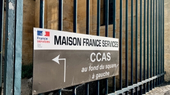 A côté de la mairie de cette petite ville rurale de Côte-d’Or, une plaque fixée à une grille indique : « Maison France services, au fond du square à gauche ».