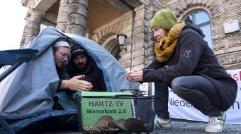 En 2022, à Hanovre (Basse-Saxe) pendant la campagne “Hunger or Freeze” (avoir faim ou froid)…