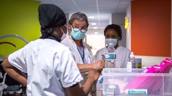 Parmi les métiers en tension dans le monde médical, il y a infirmier, sage-femme et aide-soignant.