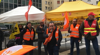 Bruno Benyahia, délégué syndical et coordinateur CFDT, lors de la mobilisation de l’intersyndicale, le 22 mars, devant l’immeuble d’Orange Business à Bagnolet (Seine-Saint-Denis).