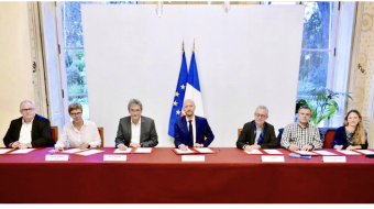 Mylène Jacquot (deuxième en partant de la gauche) et Stanislas Guerini (quatrième…) lors de la signature, le 20 octobre dernier, de l’accord prévoyance dans la fonction publique.