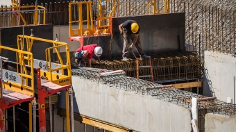 Début des travaux de construction d'un immeuble de bureaux de la ZAC Presqu'ile, place Nelson Mandela, à Grenoble.