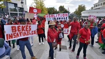 Entre Bastille et la Nation, à Paris, le samedi 21 septembre, une centaine de manifestants ont exprimé leur colère face à la vie chère aux Antilles et leur soutien aux manifestations qui agitent notamment la Martinique.