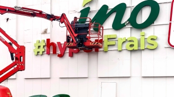 Opération logistique de changement d’enseigne d’un magasin Casino passant dans le giron d’Intermarché, en Centre-Val de Loire, le 13 juin 2024.