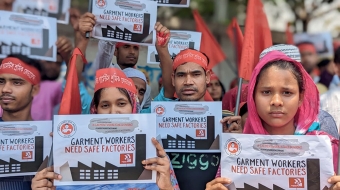 "Les travailleurs du textile ont besoin d’usines sécurisées" -Ouvrières et ouvriers du textile au Bangladesh manifestent onze ans après l'effondrement du Rana Plaza.