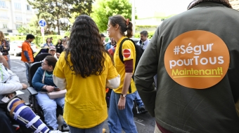 Manifestation devant l'ARS, à Lyon, en avril 2023, le jour de la conférence nationale du handicap, pour la revalorisation de tous les professionnels oubliés dans le Ségur de la Santé.