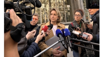 Marylise Léon (au centre) et Mylène Jacquot (à gauche), secrétaire générale de la CFDT Fonctions publiques, à l’issue de leur rendez-vous du 4 novembre au ministère du Travail, de la Santé et des Solidarités.