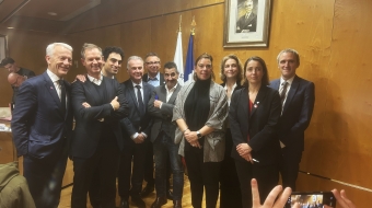 De gauche à droite : Patrick Martin (Medef), Edgar Grospiron (président du Cojop), Amir Reza-Tofighi (CPME), Michel Picon (U2P), Cyril Chabanier (CFTC), Frédéric Souillot (FO), Christine Lê (secrétaire nationale de la CFE-CGC), Marylise Léon (CFDT), Sophie Binet (CGT) et Damien Robert (directeur général de la Solideo).