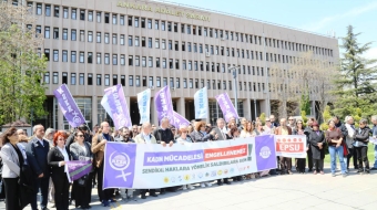 "Nos amis doivent être acquittés et leurs droits rétablis !" Devant le palais de justice d'Ankara, la veille de l'audience, une conférence de presse s'est tenue pour réclamer la fin des procédures judiciaires auxquelles ont été soumises nombre de militantes syndicales depuis plus de quinze ans.